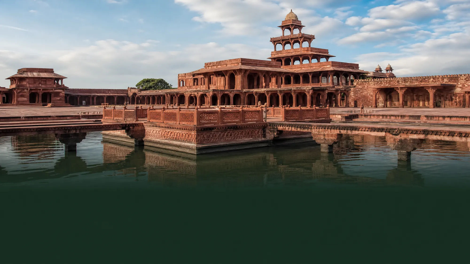 Explorez la capitale moghole du XVIe siècle construite par l’empereur Akbar. Parcourez les palais en grès rouge, les mosquées et les cours situés à 37 kilomètres à l’ouest d’Agra.