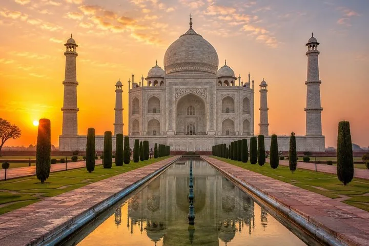 Vue du Taj Mahal au lever du soleil avec reflet dans l’eau
